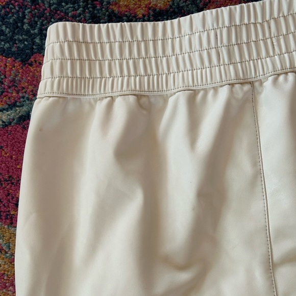 Abercrombie & Fitch | Women's Cream Faux Leather Pull On Cargo Jogger Pants sz M - Picture 8 of 13